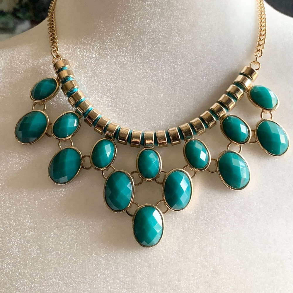 Heavy gold tone turquois green Faceted Cabochon  Statement necklace 16 inches
